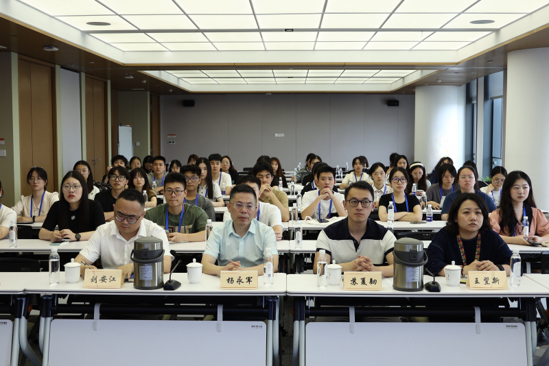 浙江大學經濟學院、國際聯合商學院全國優秀大學生夏令營到浙江東方參訪 劉安江（左一）楊永軍（左二）.jpg